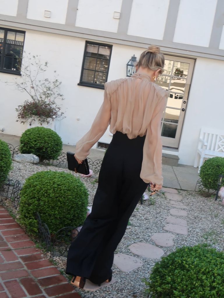 Kate Hudson pose devant la porte de sa maison