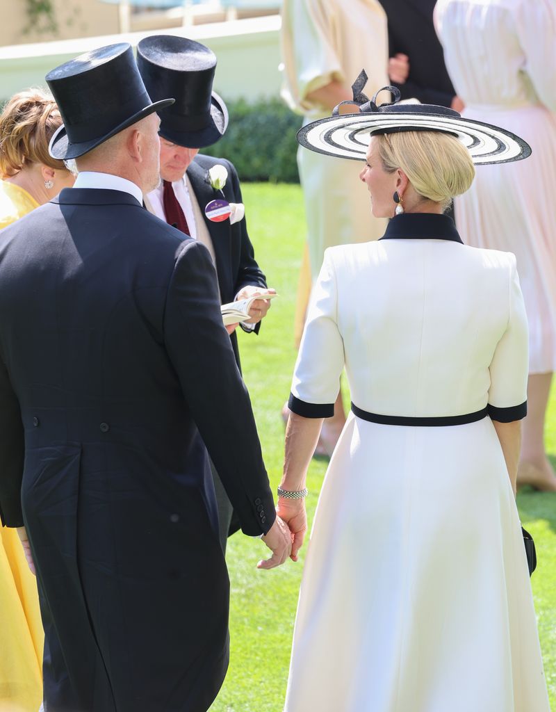 La duchesse Sophie et le prince Edward célèbrent l'anniversaire de Royal Ascot - Meilleures photos 11 Mike et Zara se tenant la main à Royal Ascot