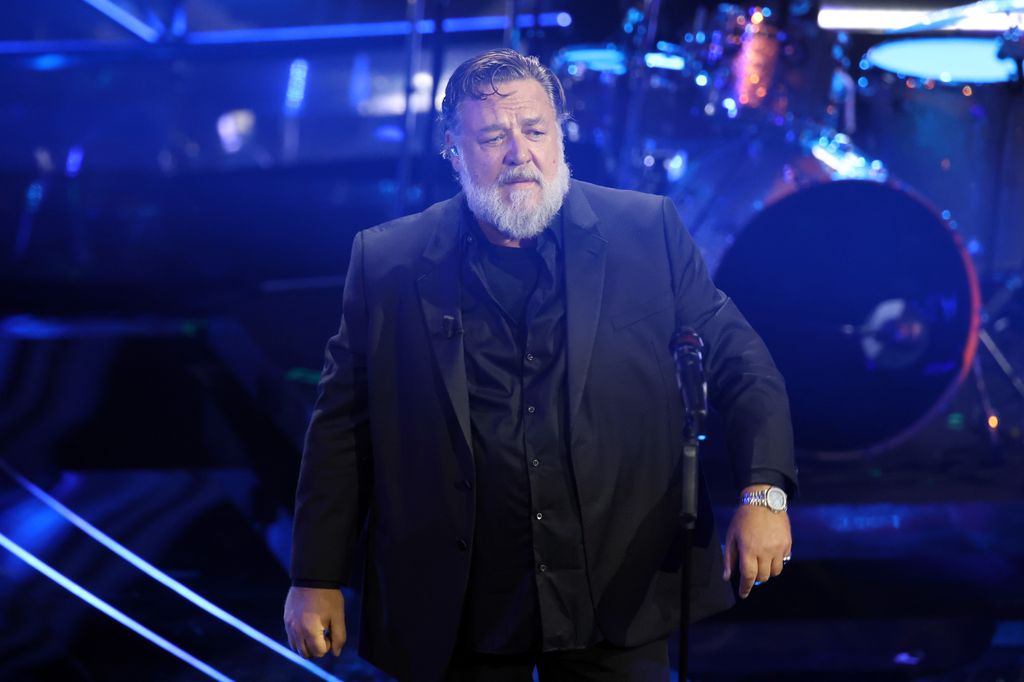 russell crowe black suit