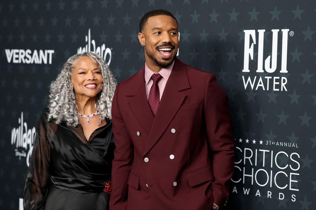 Donna Jordan et Michael B. Jordan assistent à la 31e cérémonie annuelle des Critics Choice Awards au Barker Hangar le 4 janvier 2026 à Santa Monica, Californie.