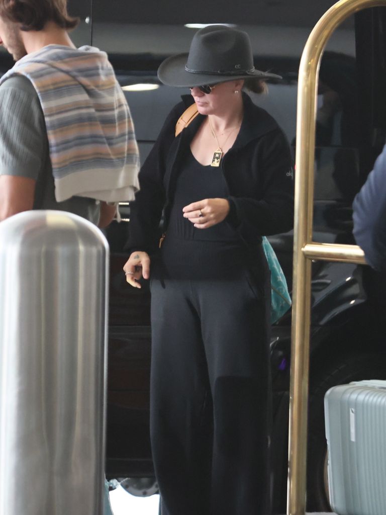 Kelly Clarkson in all black outfit