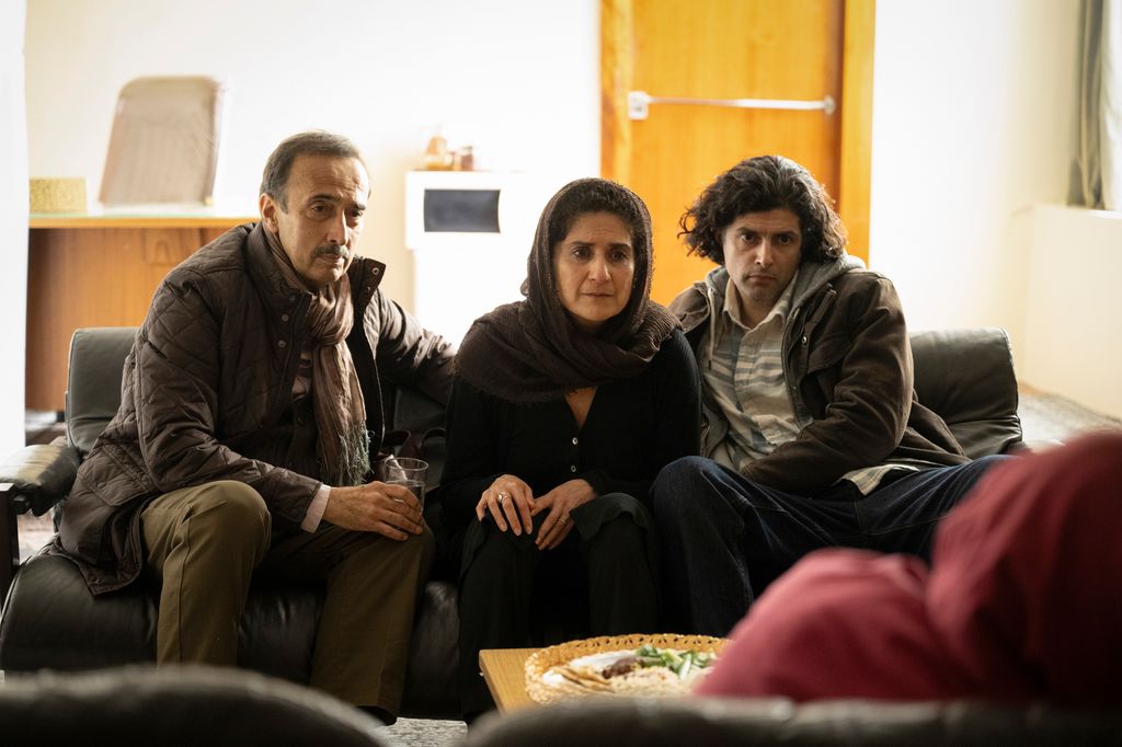 Baba (BIJAN DANESHMAND);Baba (BIJAN DANESHMAND);Mama (BEHI DJANATI-ATAI);Manos (KAVÉ NIKU)