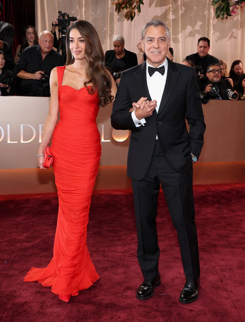 Amal Clooney en robe rouge et George Clooney en smoking lors de la 83e cérémonie annuelle des Golden Globe Awards au Beverly Hilton