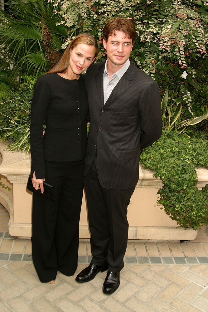 Scott Foley and Jennifer Garner pose in a garden