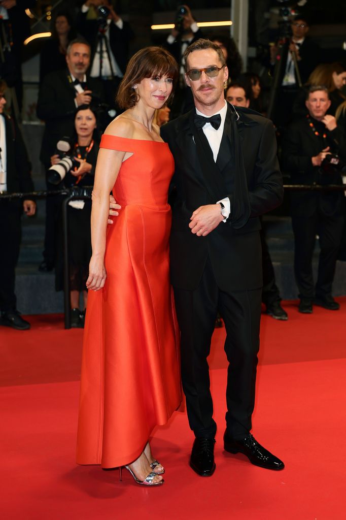 Benedict donned a slick black sling on Monday night 