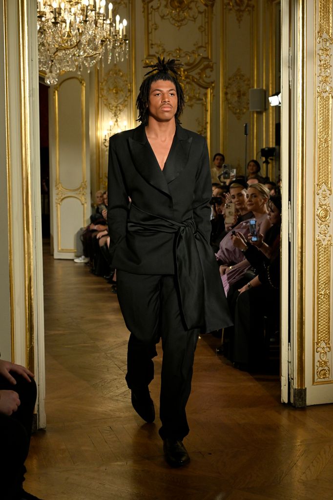 The sleek number featured a tied waist