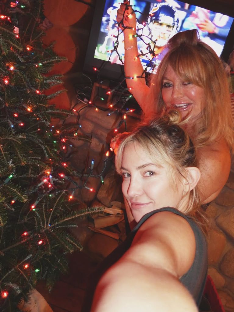 Selfie of Kate Hudson and Goldie Hawn decorating Christmas trer