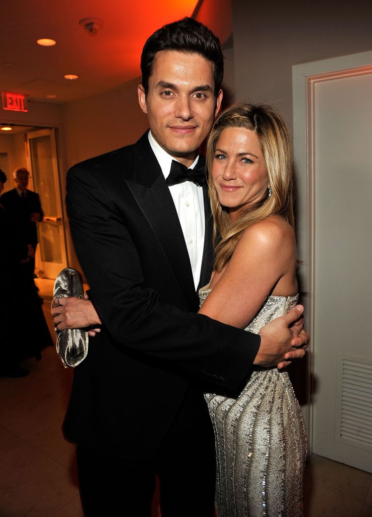 Les meilleurs moments PDA de Jennifer Aniston avec son petit ami et son mari au fil des ans 4 John Mayer embrasse Jennifer Aniston lors de la soirée des Oscars de Vanity Fair 2009