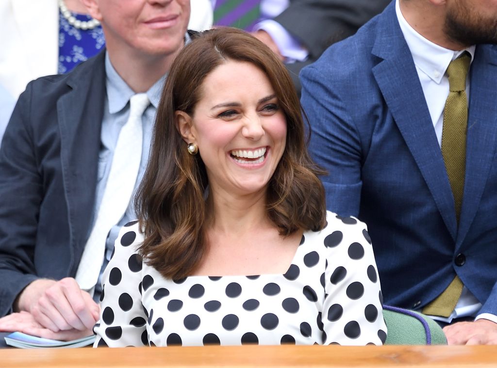 Кейт смеется в Royal Box в платье в горошек