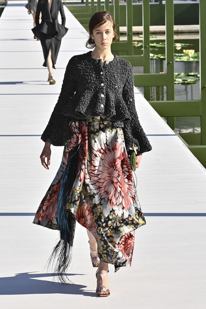 Sunday défile en jupe fleurie lors du défilé Christian Dior automne/hiver 2026