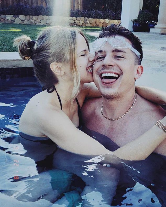 photo instagram de Charlie Puth et Halston Sage dans un bain à remous