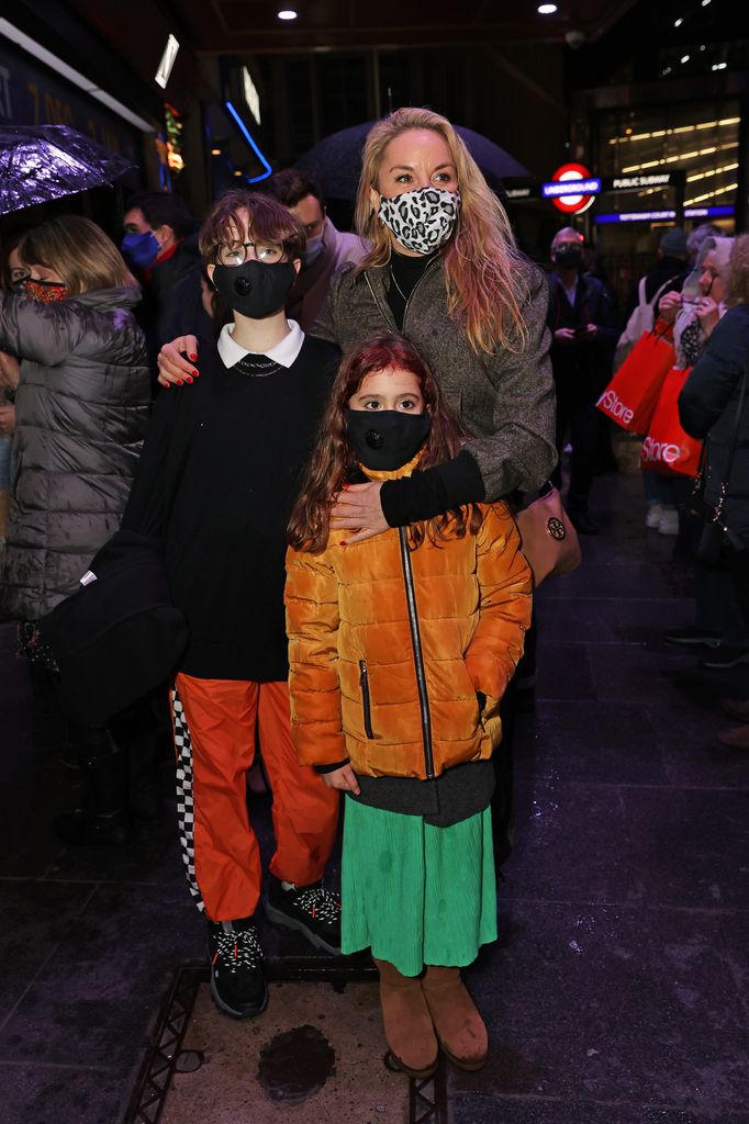 Tamzin Outhwaite et ses deux enfants portant des masques