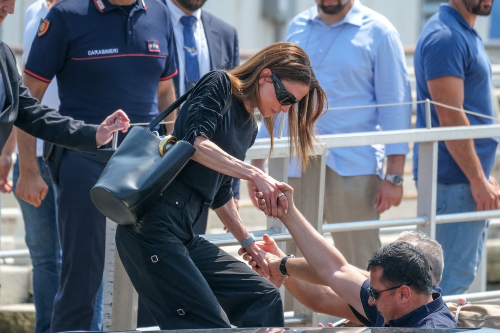 Ratu Rania Al Abdullah dari Jordan Melangkah Menurut Perahu Di Bandara Venice Menjelang Pernikahan Jeff Bezos