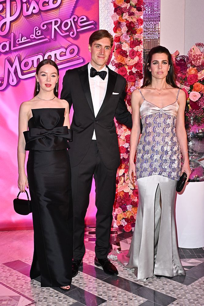 Princesa Alexandra de Hanover com seu namorado Ben e sua meia-irmã Charlotte Casiraghi no Rose Ball