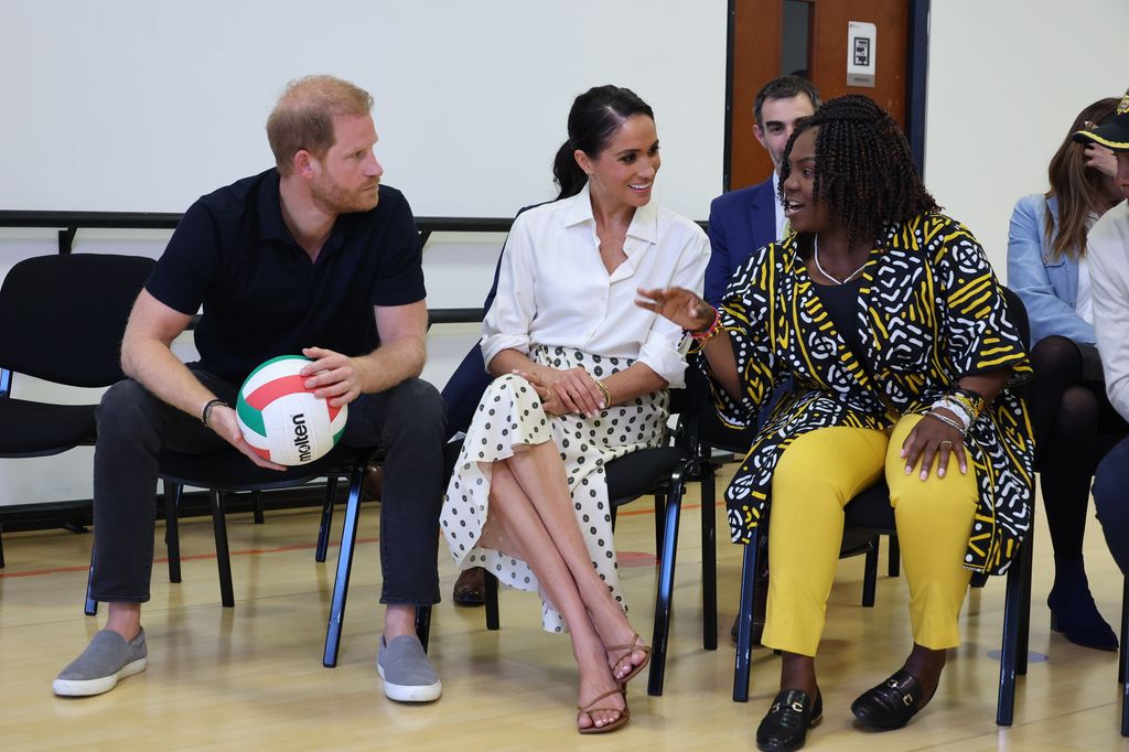 Príncipe HMeghan, Harry e Francia Marquez conversando sentados