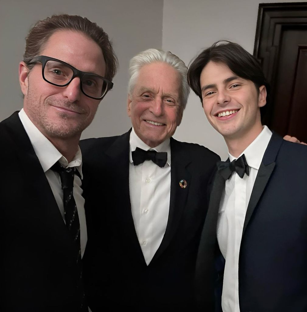 Michael, Cameron, dan Dylan Douglas berpose untuk selfie sebelum menuju ke Princess Grace Awards di New York, dibagikan di Instagram