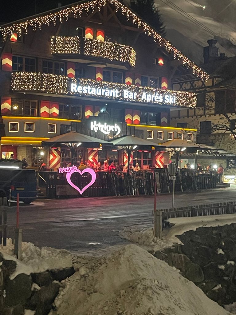 The après-ski scene comes alive at night