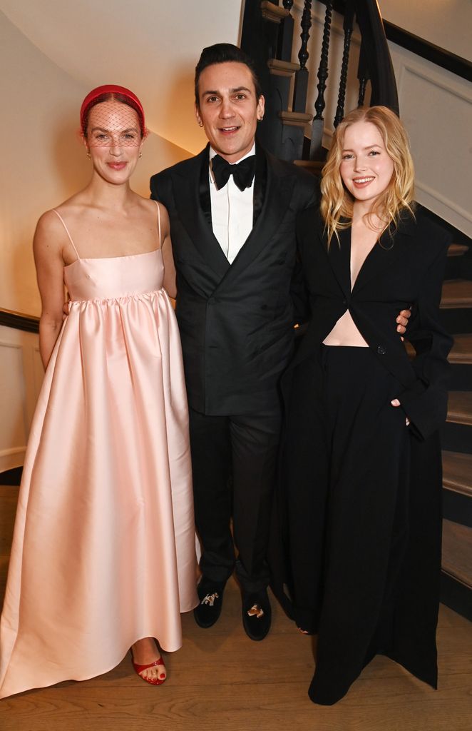 Jessica Brown Findlay berpose untuk foto dengan Henry Lloyd-Hughes dan Ellie Bamber