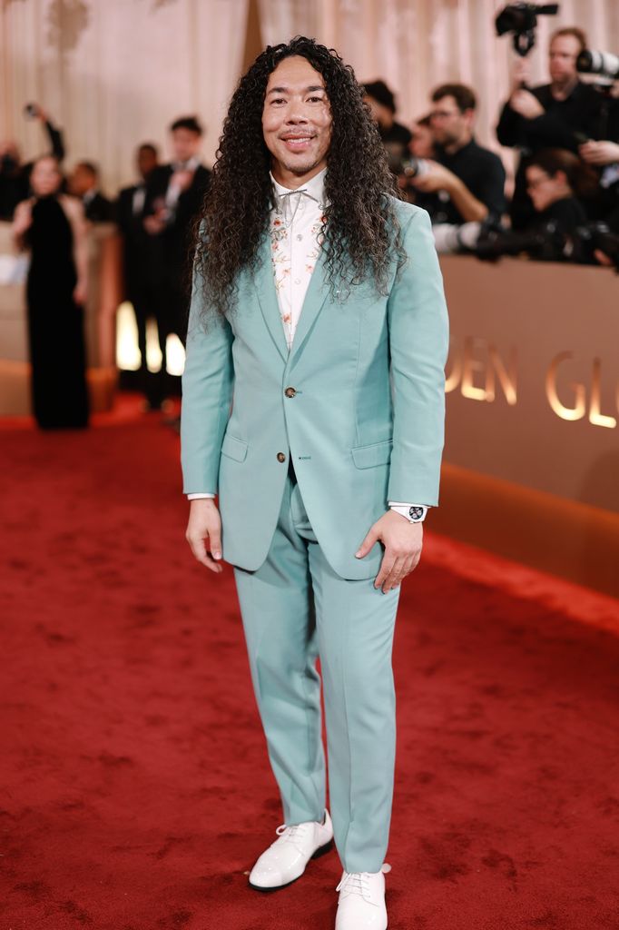 Cole Walliser de Glambot parle du tournage avec Brad Pitt, de la façon dont il a "effrayé" Ariana Grande et qui est sur sa liste de souhaits vidéo 1 Cole est connu comme le "Le gars glamour"