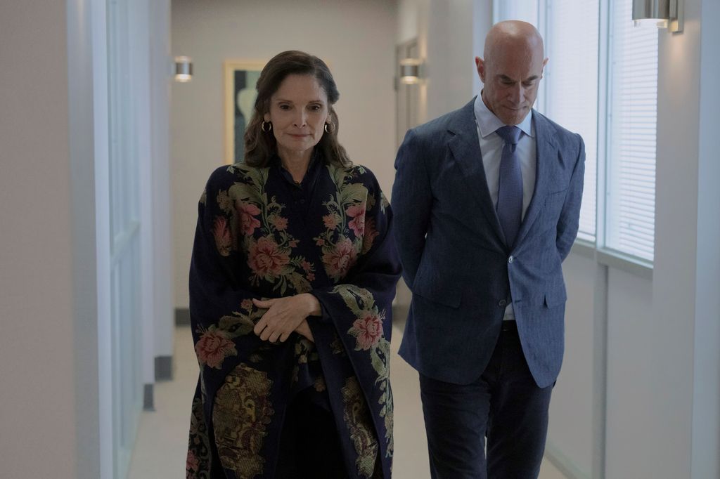 La star de Scarface, 67 ans, a l'air intemporelle dans une rare apparence à New York 5 Mary Elizabeth Mastrantonio loi et ordre Chris Meloni