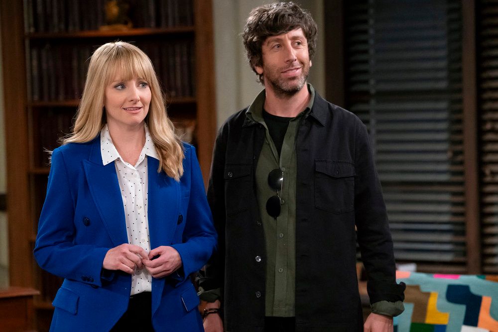 Melissa Rauch as Abby Stone, Simon Helberg as Spencer in Night Court