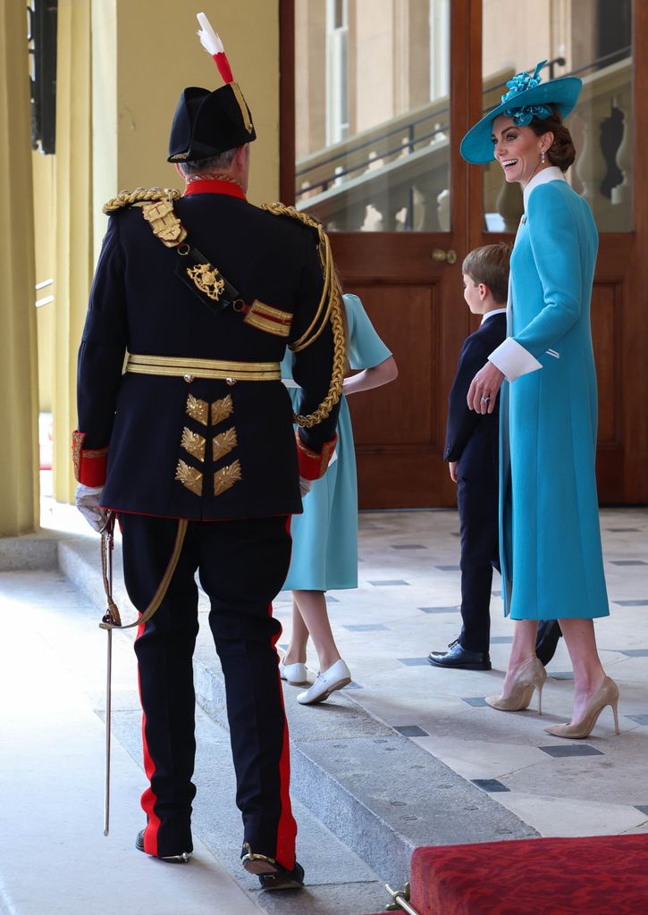 Príncipe con princesa de Gales durante el movimiento del color en el Palacio de Buckingham