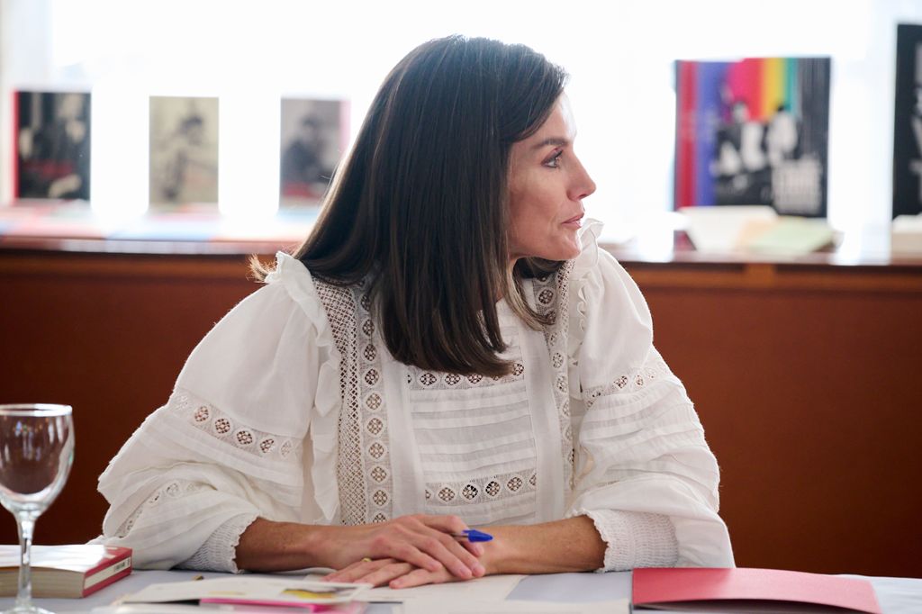 Queen Letizia at desk in white blouse sideways