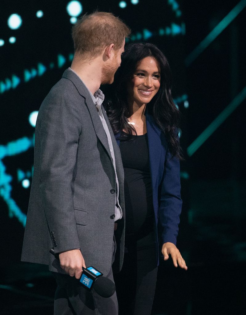 Książę Harry, książę Sussex i Meghan Markle, księżna Sussex na scenie podczas We Day UK w SSE Arena, 6 marca 2019 r. w Londynie, Anglia.