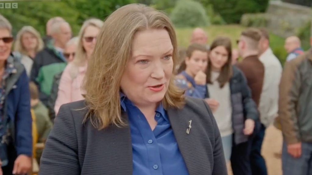 Antiques Roadshow's expert reveals huge valuation for a brooch