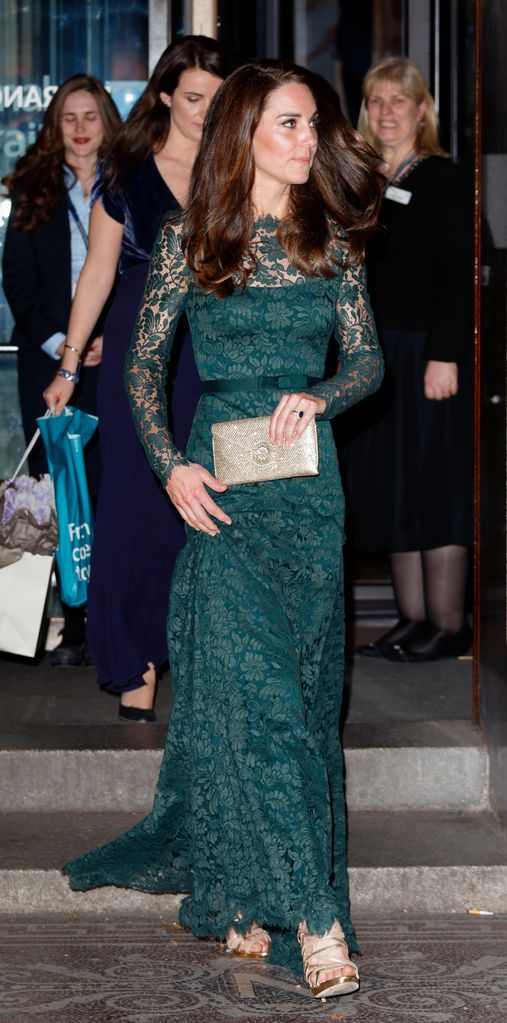 Princesa Kate em um longo vestido verde e saltos de tiras