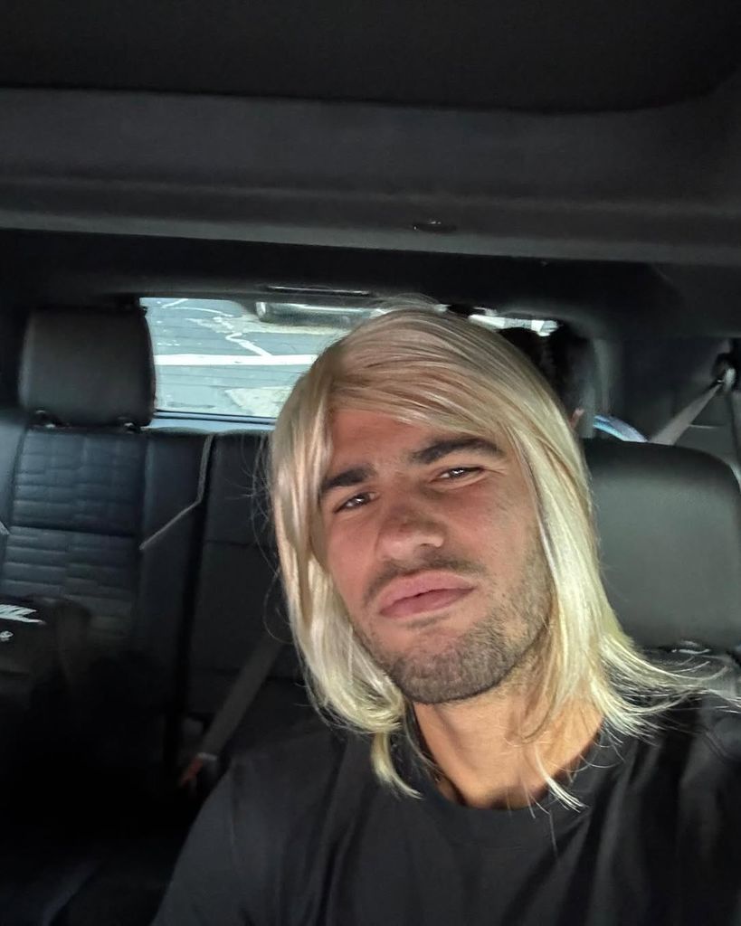 carlos alcaraz wearing blonde wig