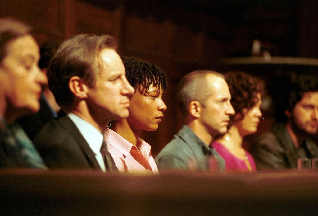 groupe de jurés assis devant le tribunal