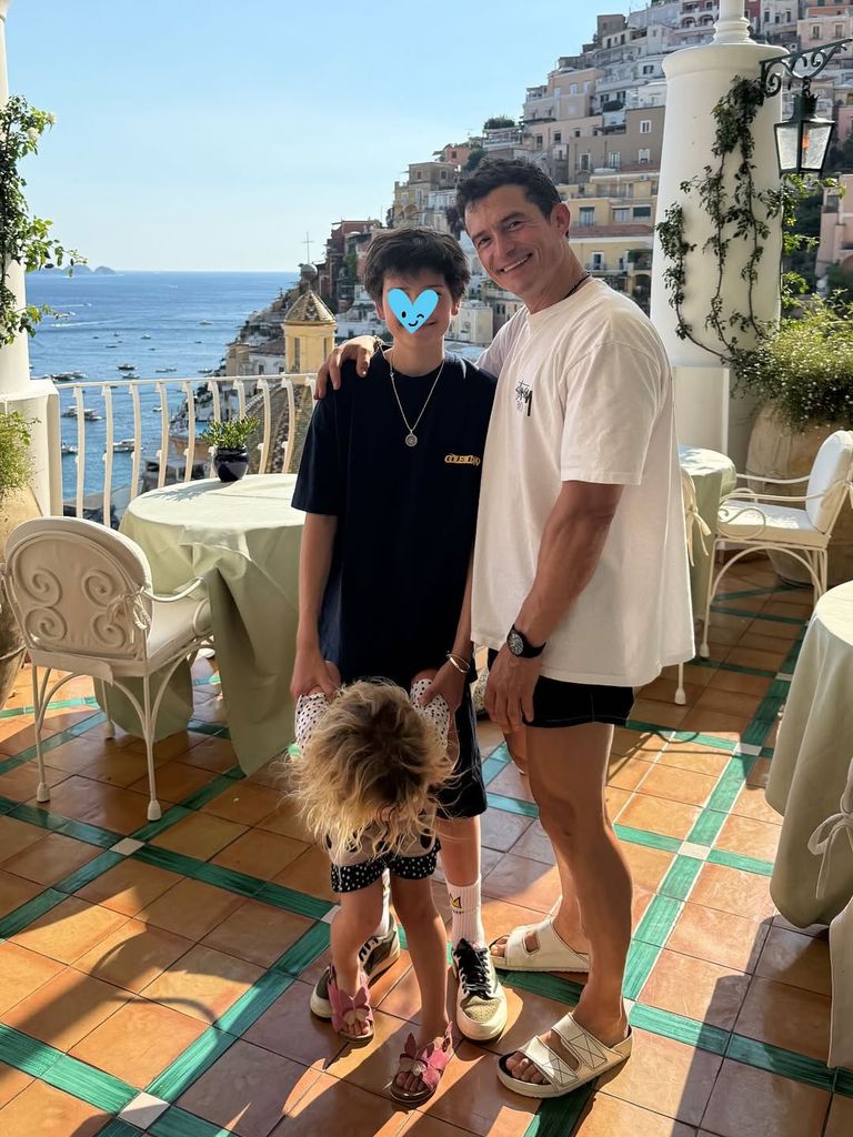 Orlando Bloom pose sur une terrasse d'un restaurant Portofino avec Son Flynn et sa fille Daisy, partagée sur Instagram
