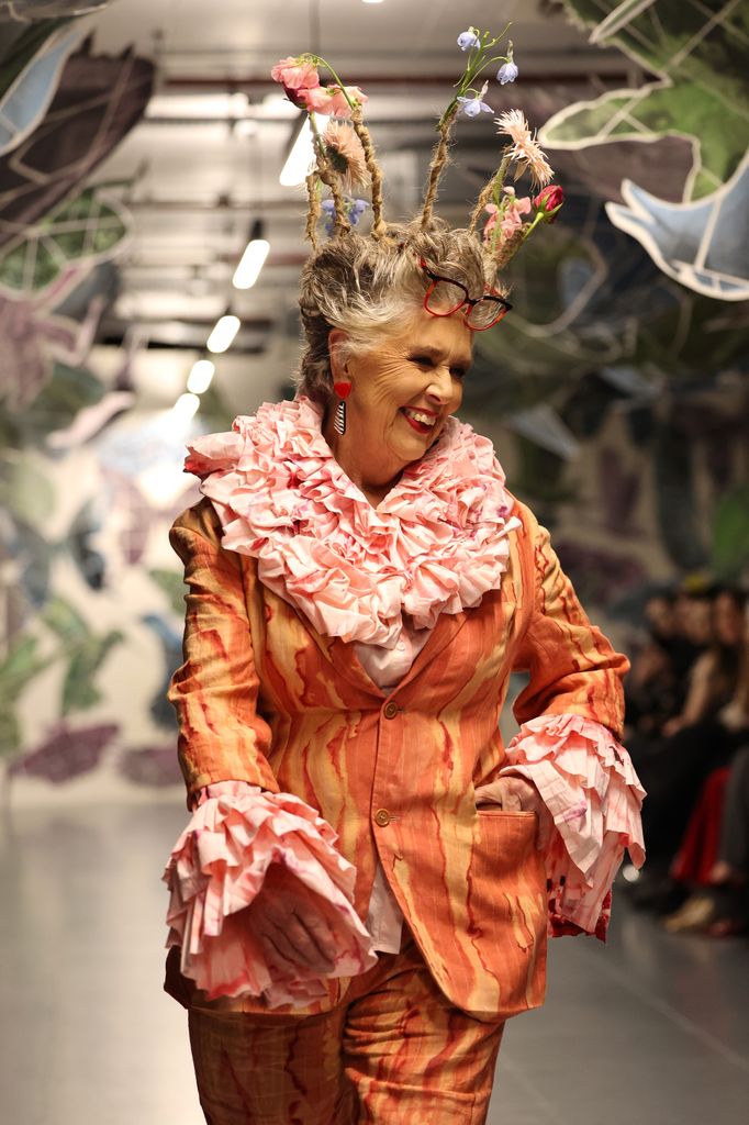 Dame Prue Leith, 86 ans, subit une transformation incroyable alors qu'elle ouvre la Fashion Week de Londres 2 Une photo de Prue Leith portant un costume deux pièces orange