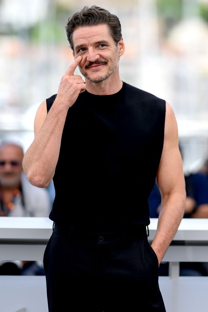 Pedro Pascal en débardeur et pantalon noirs