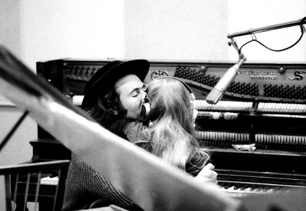 Joni Mitchell gets a kiss from her beau and producer David Crosby
