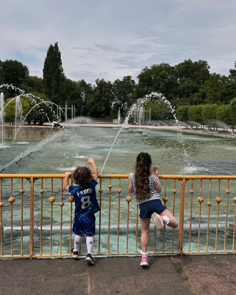 Patricia and Freddie Lampard looking at a fountain