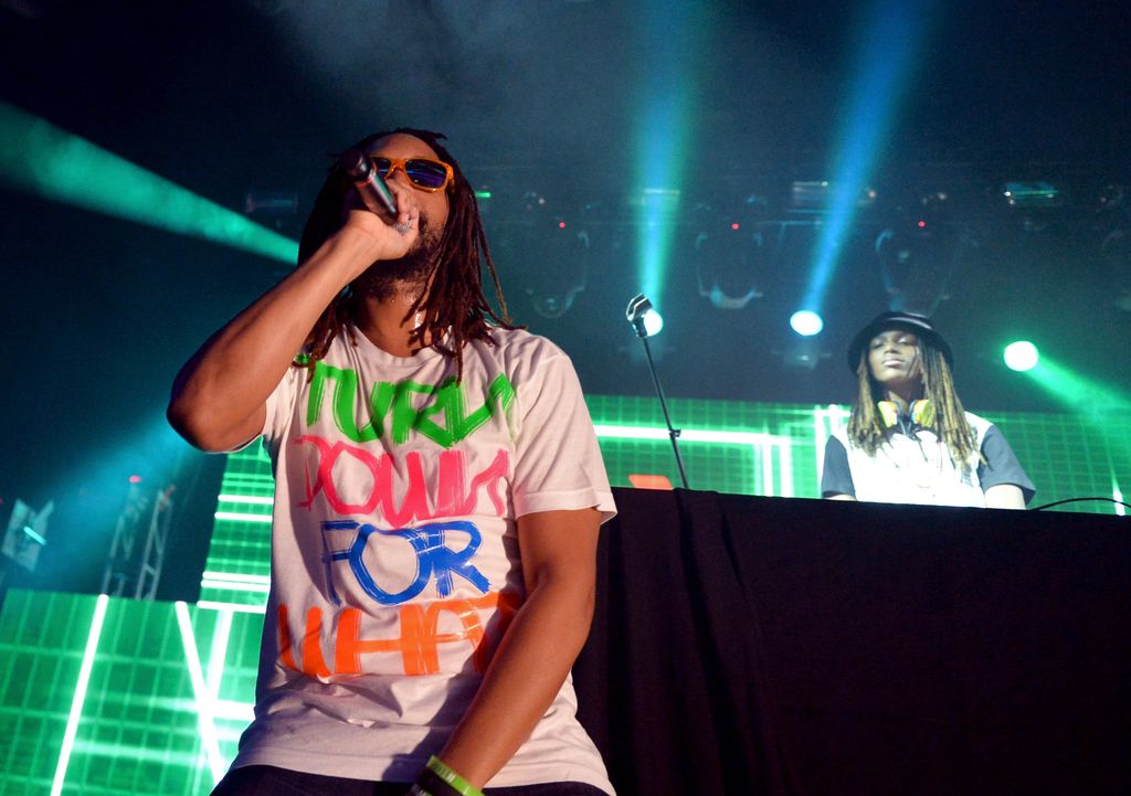   Le rappeur Lil Jon (à gauche) et Nathan Smith, alias DJ Young Slade, se produisent sur scène lors du concert Amplify 2014 de 97.1 AMP RADIO au Hollywood Palladium le 22 mars 2014 à Hollywood, Californie.