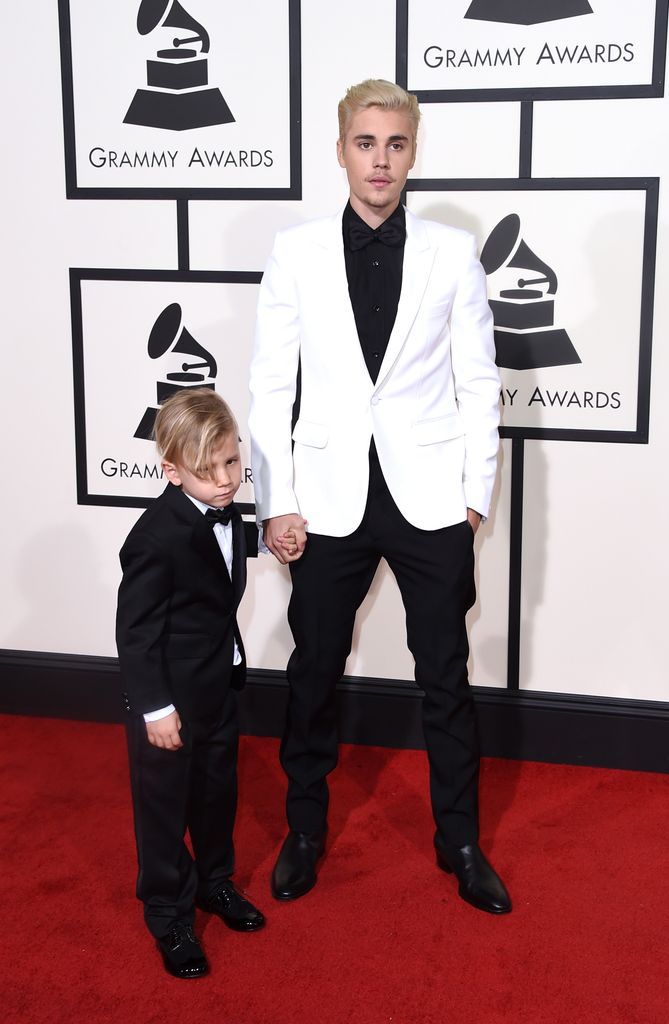 Justin Bieber en costume blanc et Jaxon Bieber à la 58e cérémonie des GRAMMY Awards 