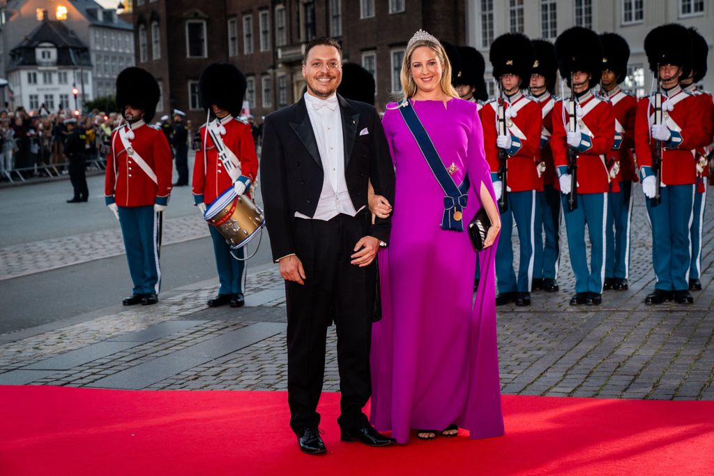 Princesa Theodora em vestido magenta com Matthew Kumar de fraque