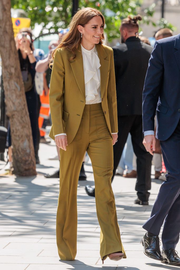 Princesa Kate para viajar con traje crudo verde 