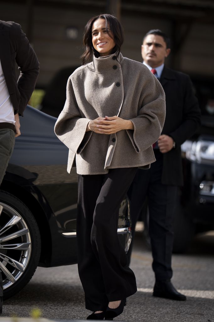 La tenue de Meghan combinait Zara et Chanel