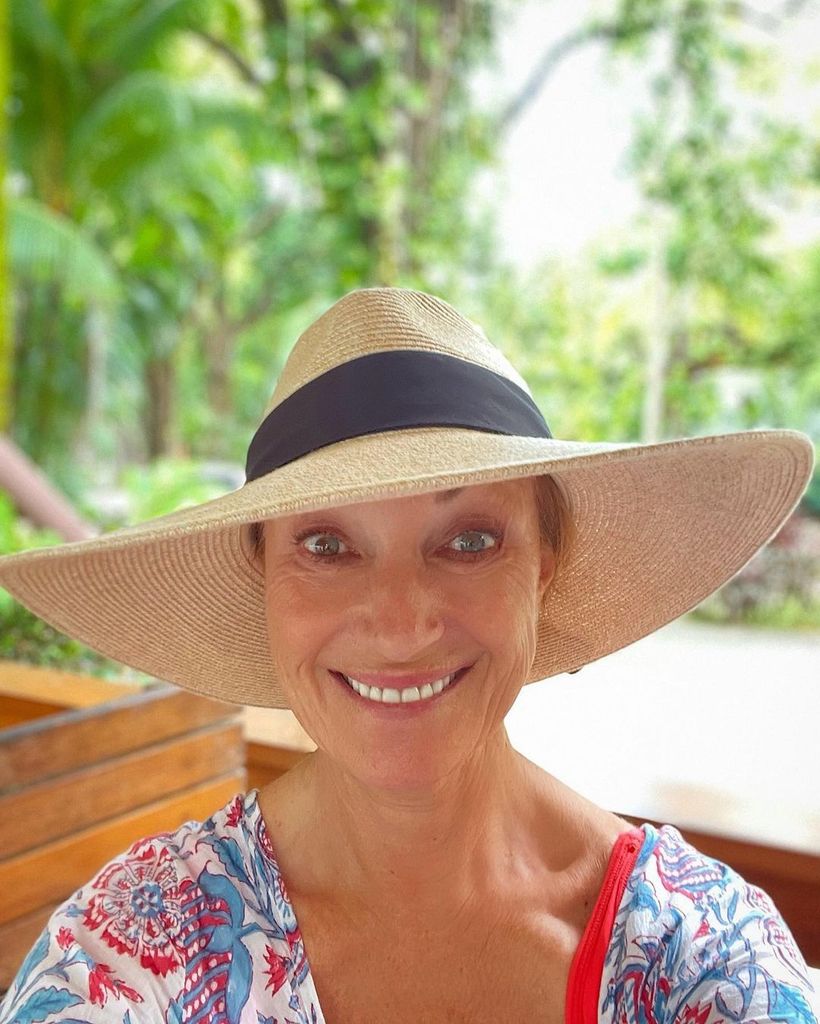 Jane Seymour with no makeup in a big hat