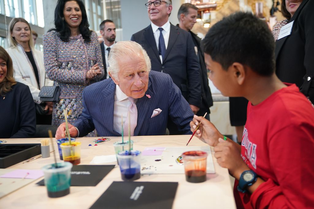 The King chats with students and artisans at 19M