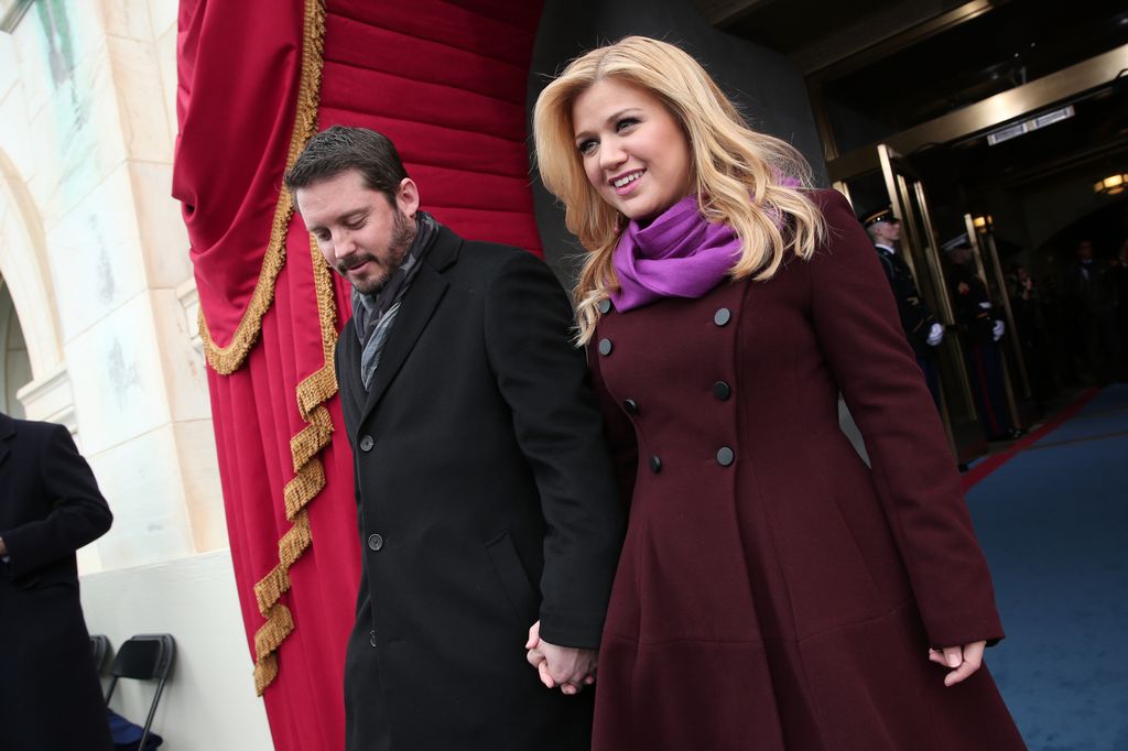 Kelly Clarkson and Brandon walking hand in hand 