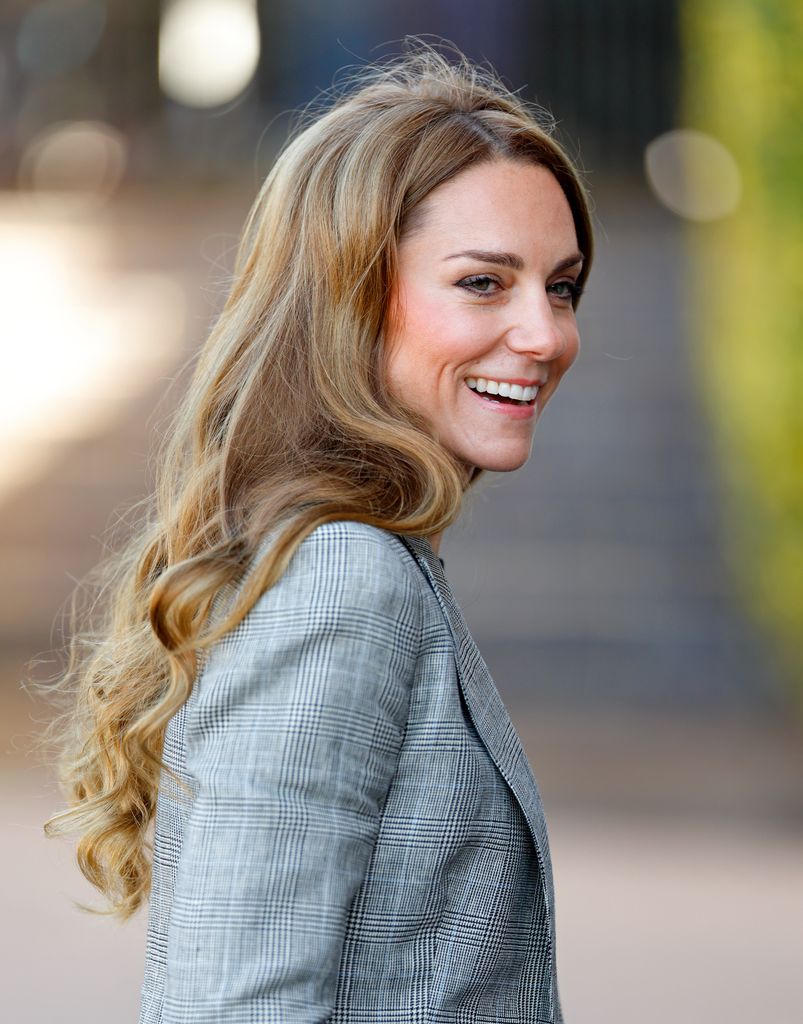Kate Middleton, princesse de Galles, arrive pour une visite à Sudbury Silk Mills le 11 septembre 2025 à Sudbury, en Angleterre. 