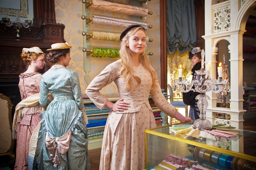 "Sarah Lancashire est incroyable" dans l'incroyable drame d'époque The Paradise qui doit être votre prochaine frénésie télévisée 2 gros plan femme dans des vêtements d'époque du XVIIIe siècle dans un grand magasin