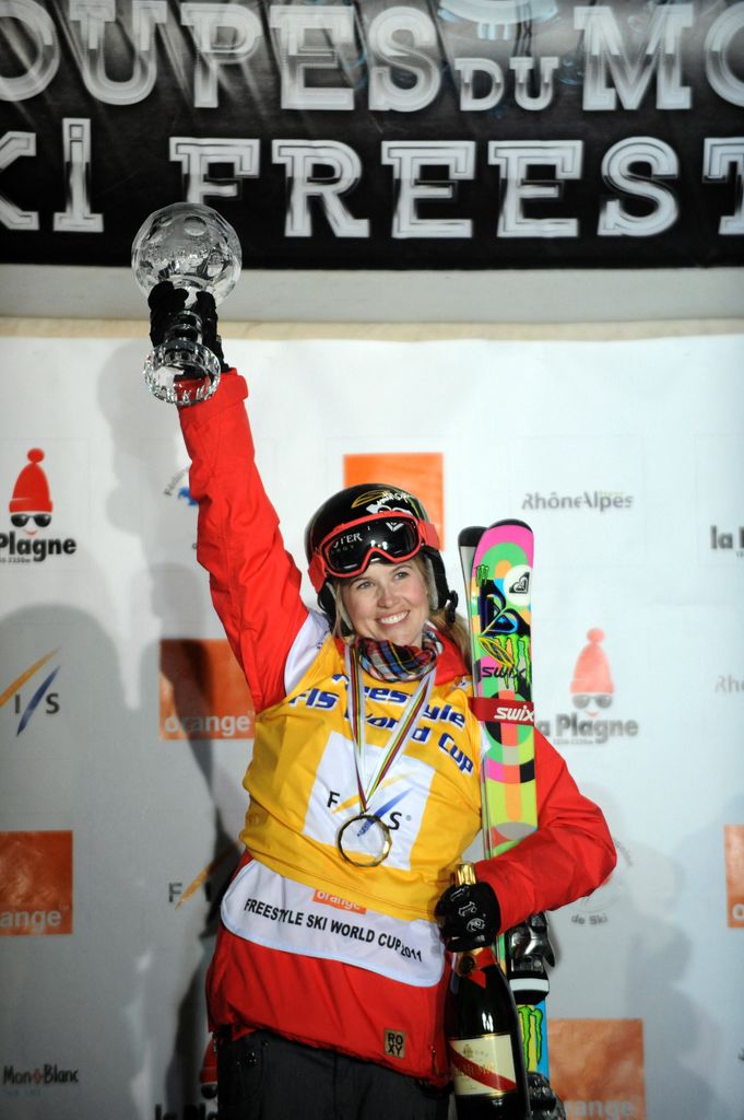 Sarah Burke jubile sur le podium après avoir remporté la Coupe du monde de superpipe freestyle masculin et le Globe de Cristal 2011, le 20 mars 2011, à La Plagne, Alpes françaises