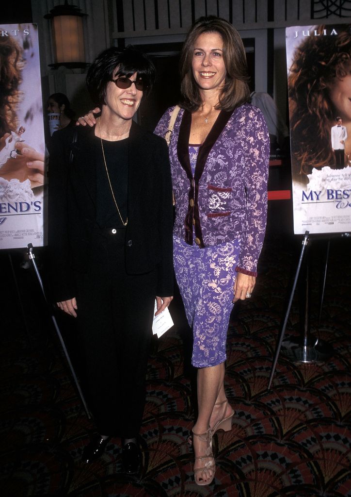 Die Autorin Nora Ephron und die Schauspielerin Rita Wilson nehmen an der teil "Die Hochzeit meines besten Freundes" New York City-Premiere am 17. Juni 1997 im Sony Theater Lincoln Square in New York City