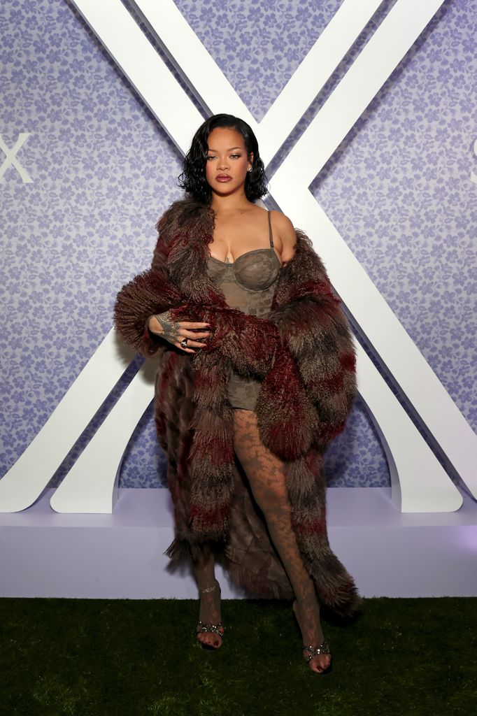 Rihanna dalam balutan pakaian dalam Savage x Fenty merayakan renda mewah di Nordstrom Century La